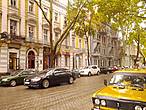 ...но старые советские жигули и москвичи ярких цветов очень гармонично смотрятся на улицах этого города.