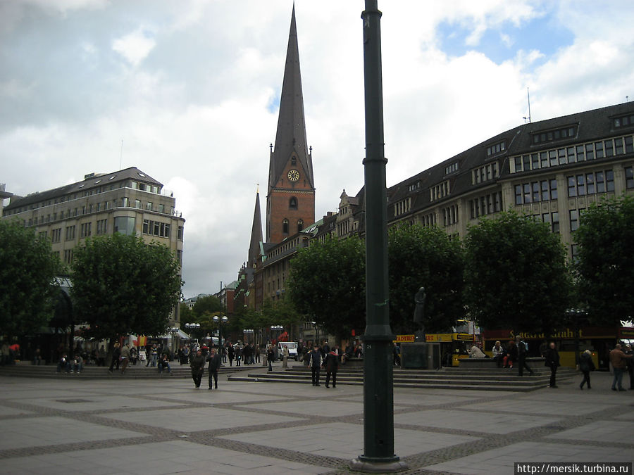 Ратушная площадь и памятник Гейне Гамбург, Германия