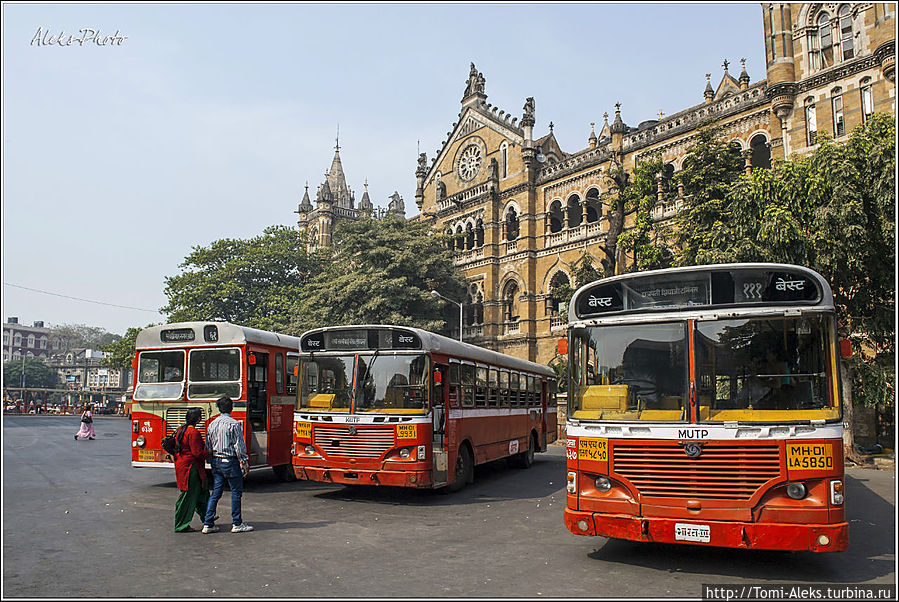У вокзала — конечная многих городских автобусов... Мумбаи, Индия