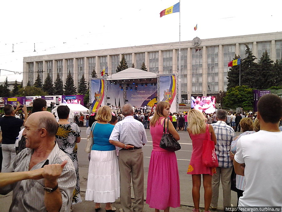 Народ гуляет, но не скажу, чтобы людей очень много (особенно по сравнению с ярмаркой). Так, скорее посмотреть пришли, и пойти дальше. Хотя есть и те, кто действительно активно радуется празднику. Народ гуляет, но не скажу, чтобы людей очень много (особенно по сравнению с ярмаркой). Так, скорее посмотреть пришли, и пойти дальше. Хотя есть и те, кто действительно активно радуется празднику.