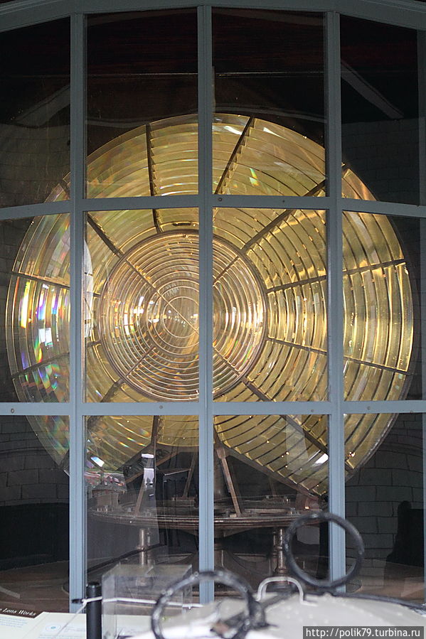 Лампа маяка выставлена в сарае на всеобщее обозрение. Лампа маяка выставлена в сарае на всеобщее обозрение.