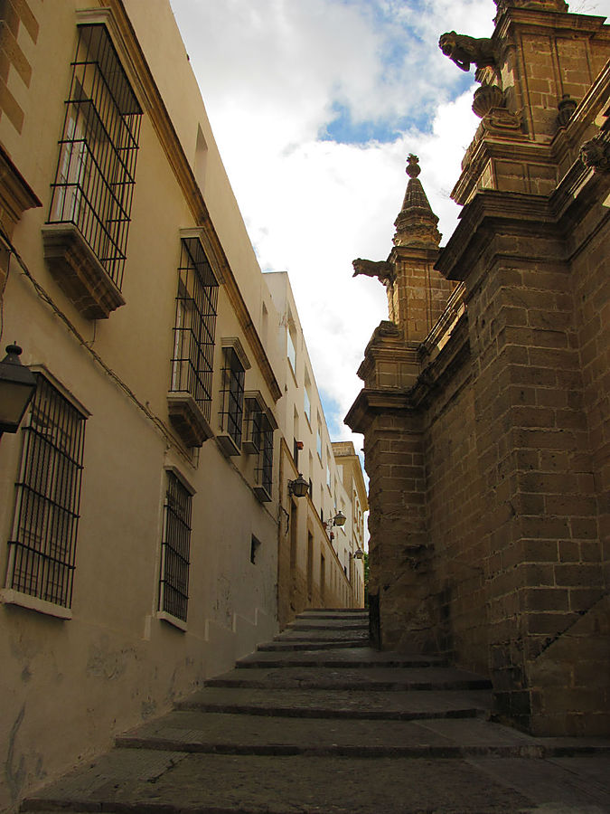 На узкой улочке сбоку от Собора произошла вторая На узкой улочке сбоку от Собора произошла вторая