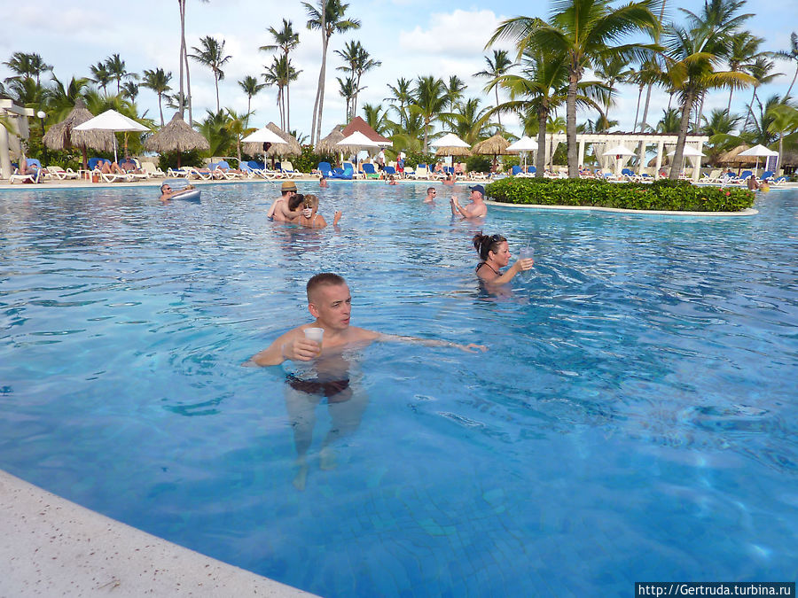 В бассейне и с коктейлем — бар прямо у бассейна В бассейне и с коктейлем — бар прямо у бассейна