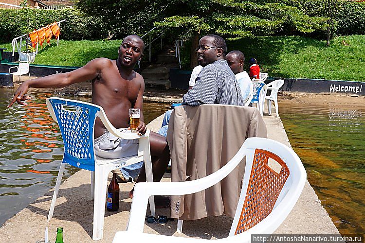 Мужики отдыхают с пивком Мужики отдыхают с пивком