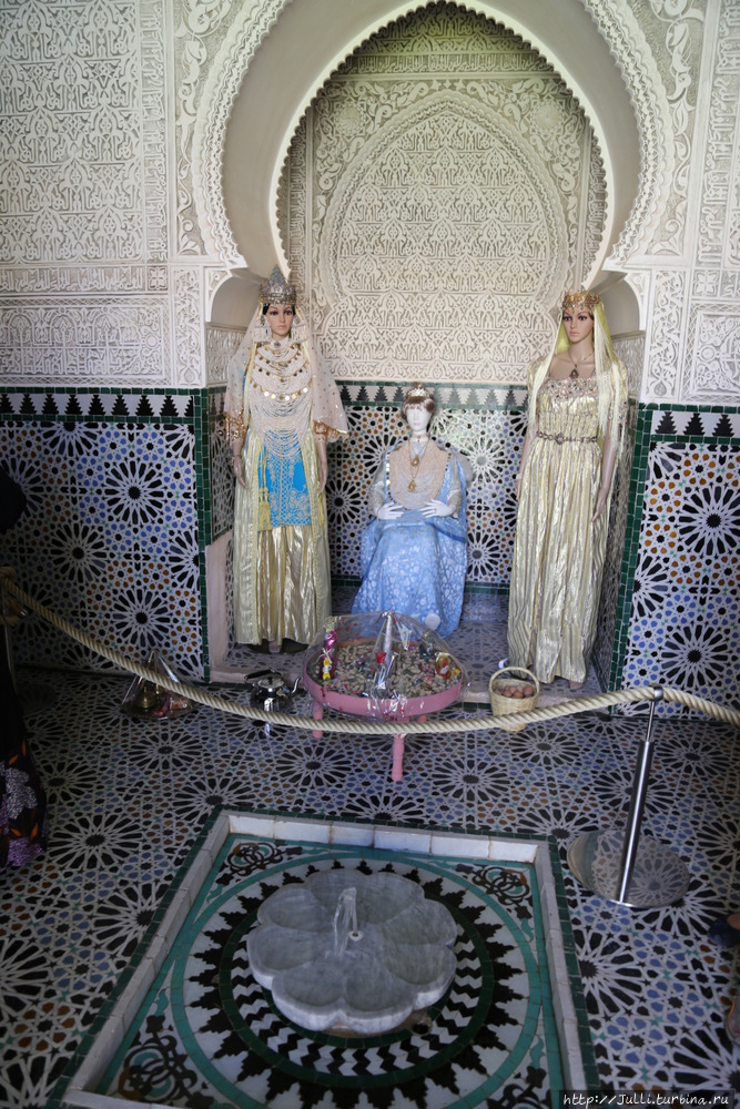 Дворец EL Mechouar и национальная одежда женщин Тлемсена Тлемчен, Алжир