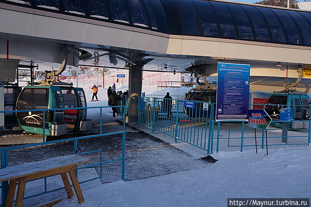 Место пересадки с одной канатки на другую. Место пересадки с одной канатки на другую.