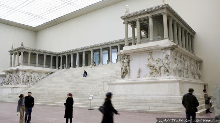 Так будет выглядеть после реконструкции знаменитый, величественный и впечатляющий Пергамский алтарь. Берлин, Германия