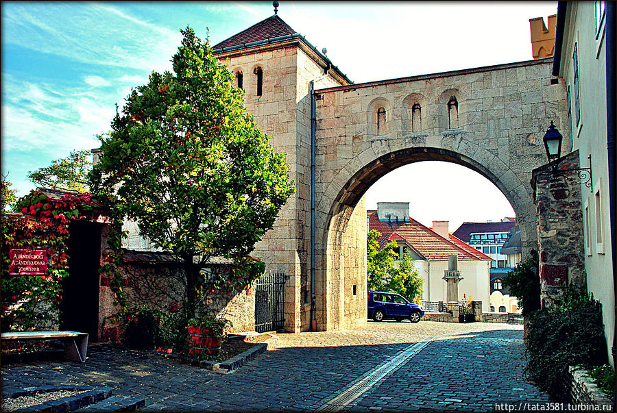 Ворота Героев. Построены в 1936 на месте средневековых ворот. Архитектура ворот неороманская, несмотря на современное происхождение, ворота хорошо вписались в ансамбль старинных зданий вокруг них. Ворота Героев. Построены в 1936 на месте средневековых ворот. Архитектура ворот неороманская, несмотря на современное происхождение, ворота хорошо вписались в ансамбль старинных зданий вокруг них.