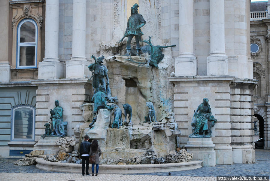 Там же разные памятники и отчаенные как я туристы(в такую-то погоду) Будапешт, Венгрия