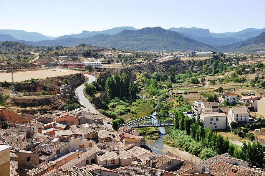 Город в окружении гор Вальдерробрес, Испания