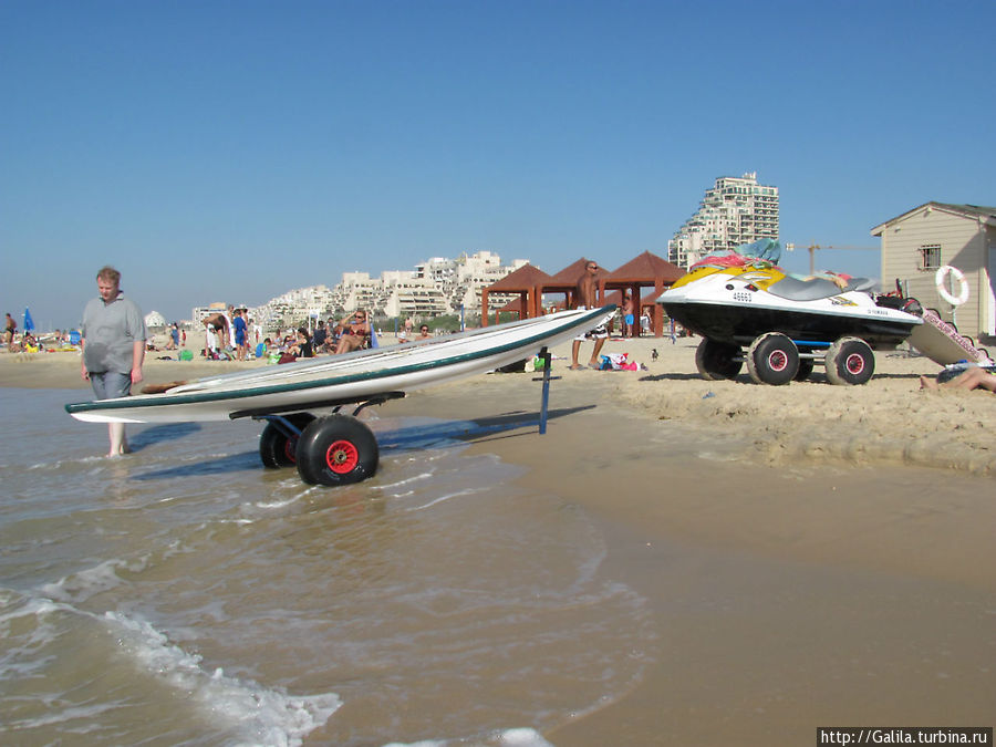 Спасательные лодки. Ашкелон, Израиль Спасательные лодки. Ашкелон, Израиль