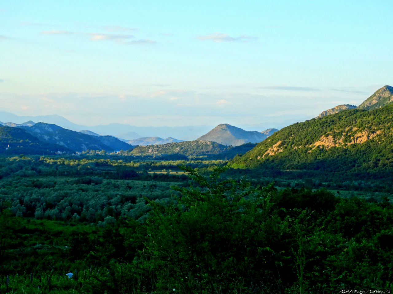 Черногорская  приморская горная тропа. Спуск к озеру... Бар, Черногория