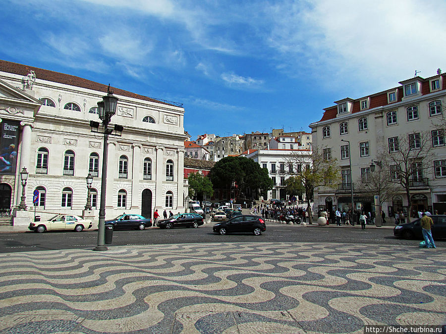 отметить нужно причудливую мозаику мощения площади Лиссабон, Португалия