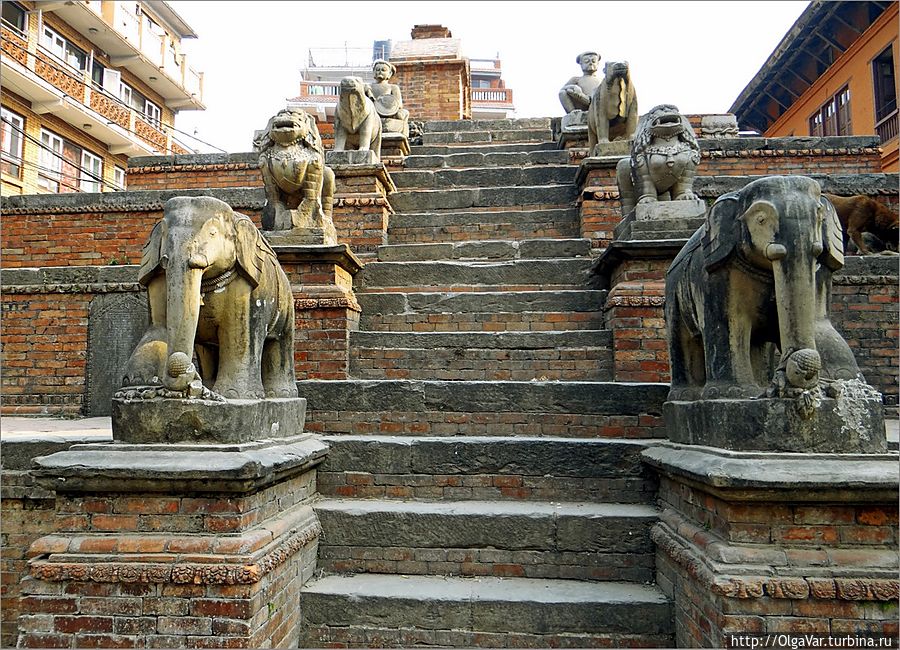 Многочисленные храмы с лестницами, ведущими к ним, на которых установлены фигуры животных, можно увидеть не только на площадях, но и на обычных улицах Бхактапура Бхактапур, Непал