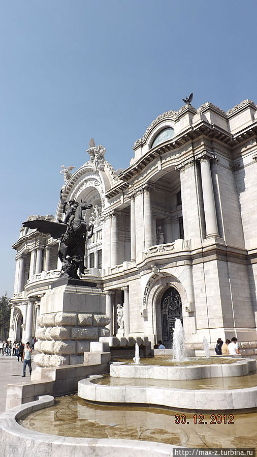 Самое красивое здание во всей Мексике, как говорят некоторые мексиканцы — дворец изящных искусств. Из-за нестабильных грунтов, на которых построен город, здание постепенно проседает. Мехико, Мексика