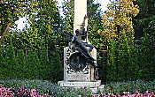 Памятник Джованни Баттиста Пиода (1808-1882) — швейцарский политик и дипломат. Во многом благодаря его усилиям осуществился грандиозный международный проект — строительство Готтардской железной дороги.