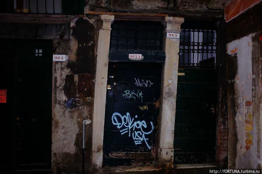 Самая кривая дверь в Венеции Самая кривая дверь в Венеции