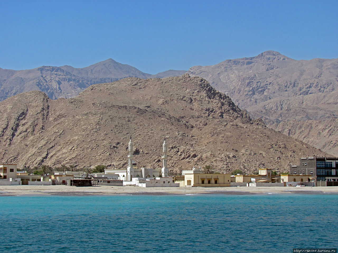 вдоль городка мы шли на корабле не более 20 минут на не большой скорости... Дибба-Аль-Байя, Оман