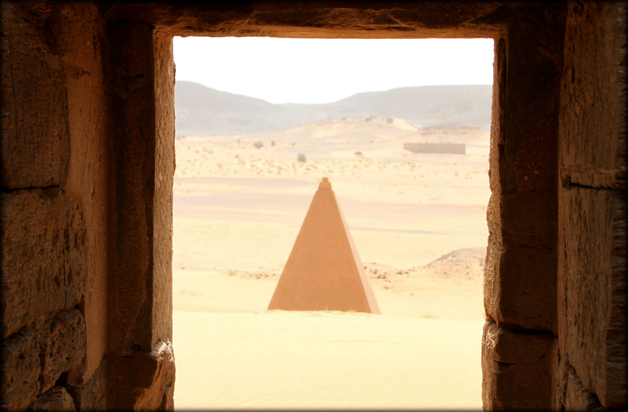 Портал в другой мир или детали пирамид Мероэ Мероэ (древний город, пирамиды), Судан