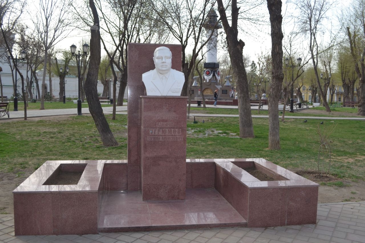 Памятник адмиралу Угрюмову Г.А. / Monument to Admiral G.A. Ugryumov