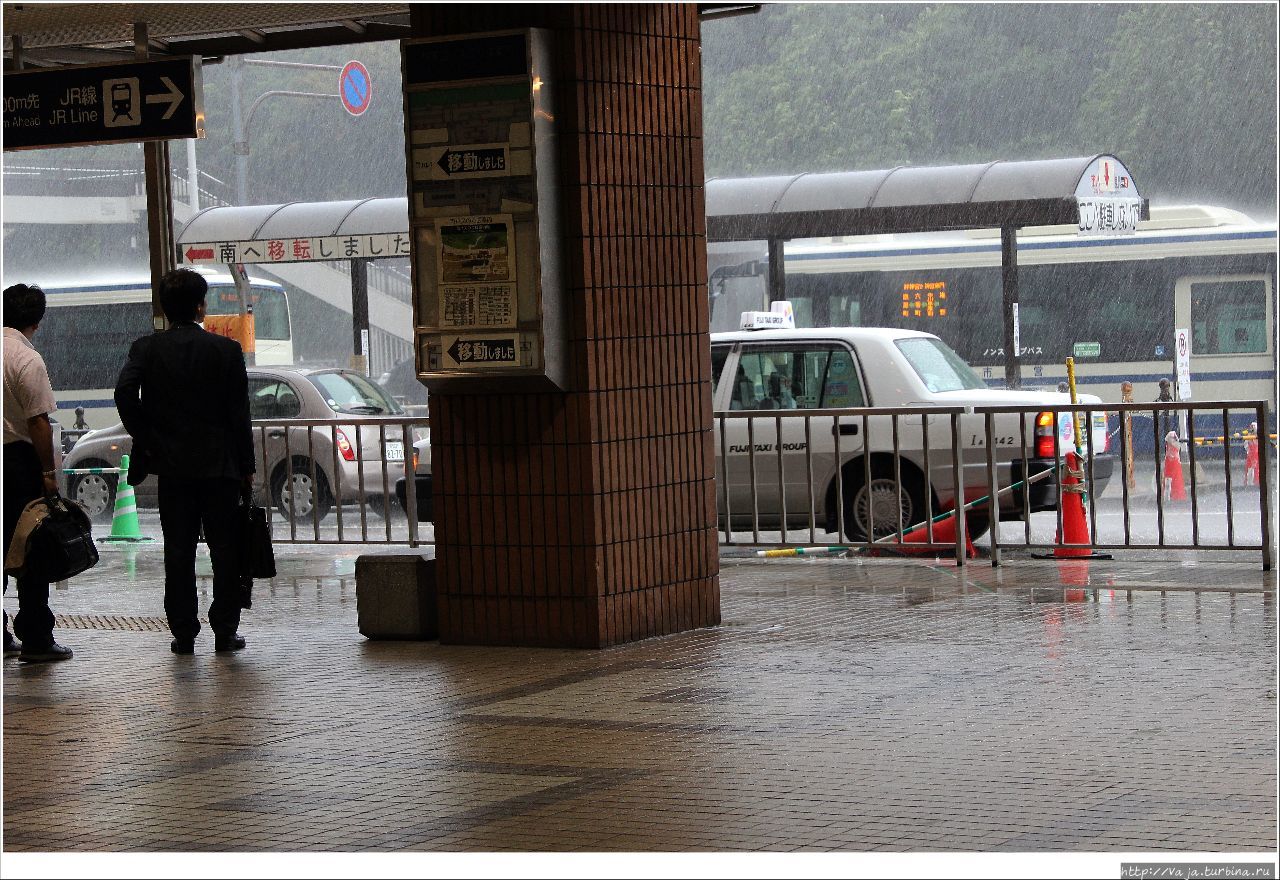 Вход в метро,дождливый день в городе Нагоя, Япония