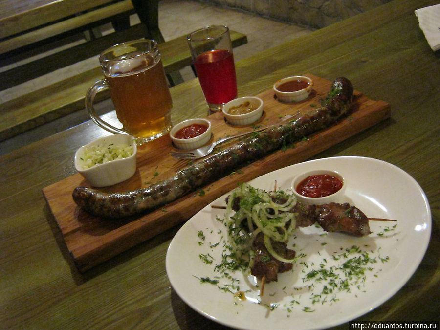 Колбаски нескольких сортов подают к свежему пиву не на вес, а метражом!!! Колбаски нескольких сортов подают к свежему пиву не на вес, а метражом!!!