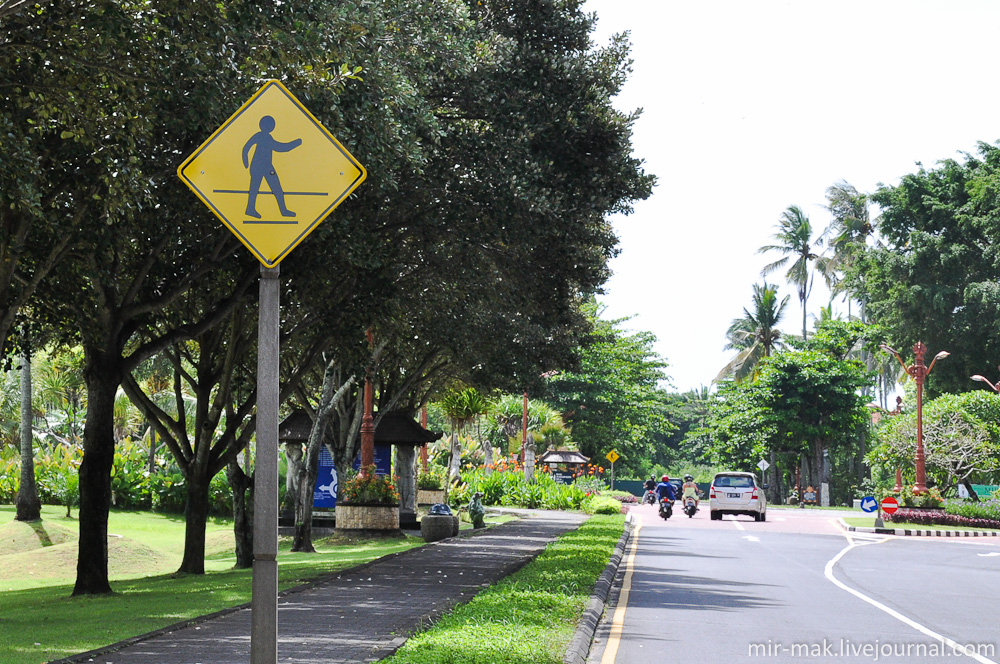 Знак «пешеходный переход». Забавно, что в каждой стране эти знаки выглядят совершенно по-разному. Нуса-Дуа, Индонезия