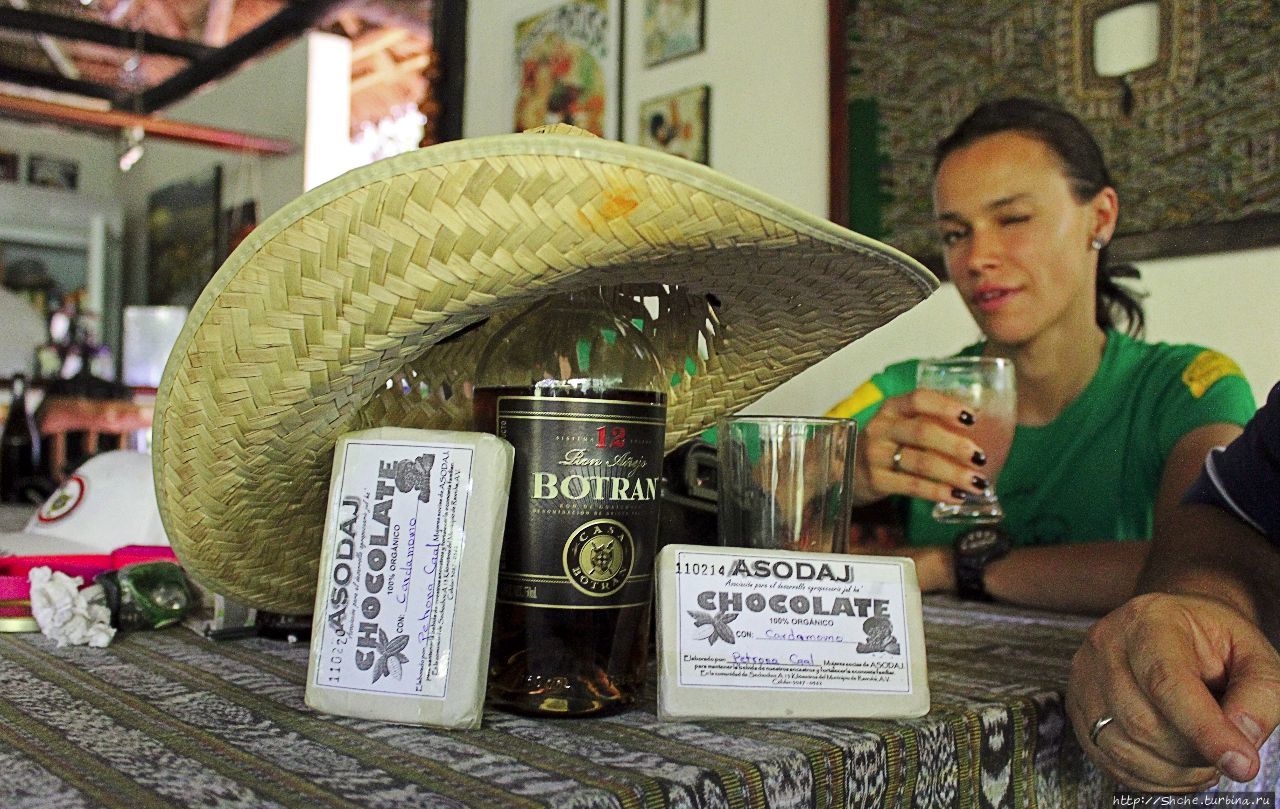 Проносить и распивать свои спиртные напитки на территории ресторана категорически запрещено! (не правда ли?)) Сан-Антонио-Лас-Куэвас, Гватемала