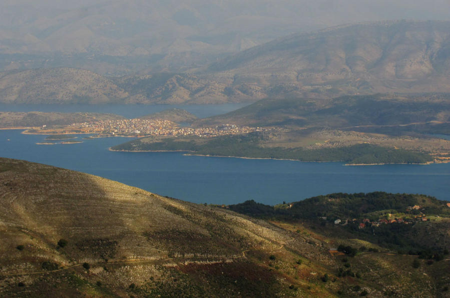 С горы Пантократор видна соседняя Албания, которая совсем рядом. Корфу, остров Корфу, Греция