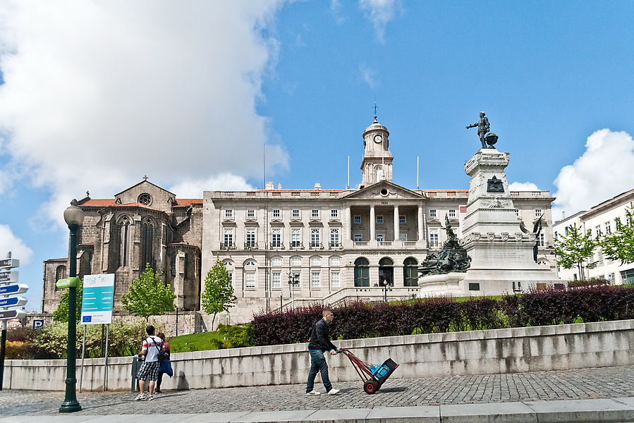 Вот и одна из центральных площадей, как раз напротив домов с предыдущей картинки. Порту, Португалия
