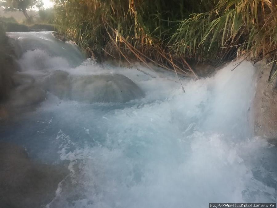 Cascate del Mulino: бассейны и водопад термальной воды Сатурния, Италия