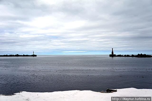 Фарватер  морского  торгового  порта. Холмск, Россия