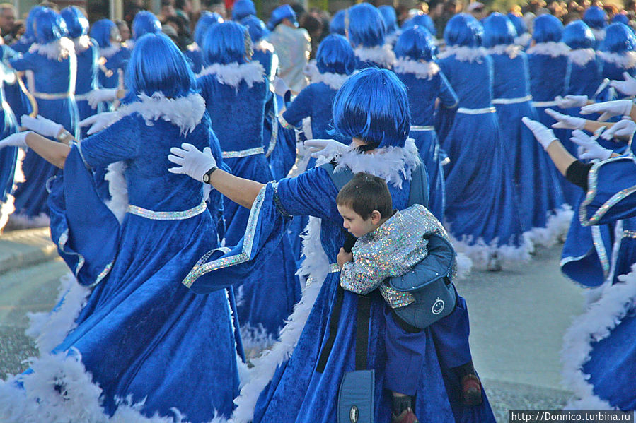 Выигрышно смотрятся платформы с большим количеством танцоров, например вот эти синие ди-джеи )) карнавал праздник для всех, так что участники запросто берут с собой на выступление детей, что смотрится всегда интересно и демократично. Карнавал — праздник для всех Плайя-д-Аро, Испания