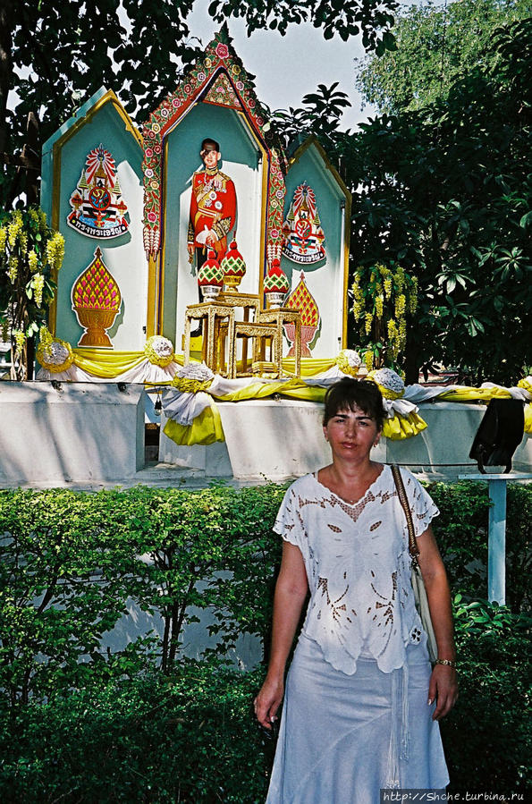 вот по этому щиту на ограждении храма мы решили, что он королевский Бангкок, Таиланд