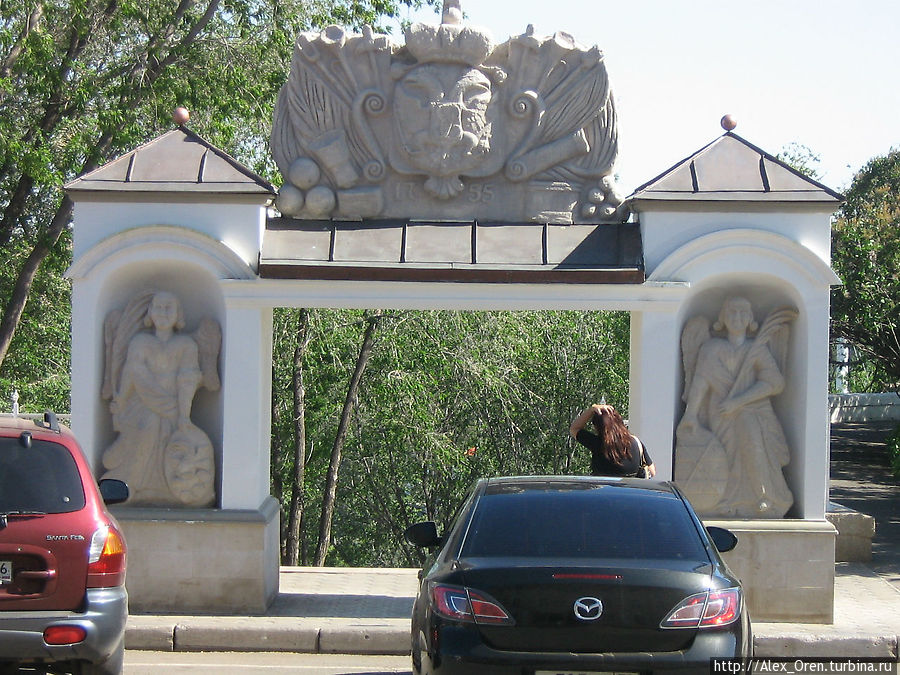 Снесённые в советское время ворота восстановили в 2008 году. Оренбург, Россия