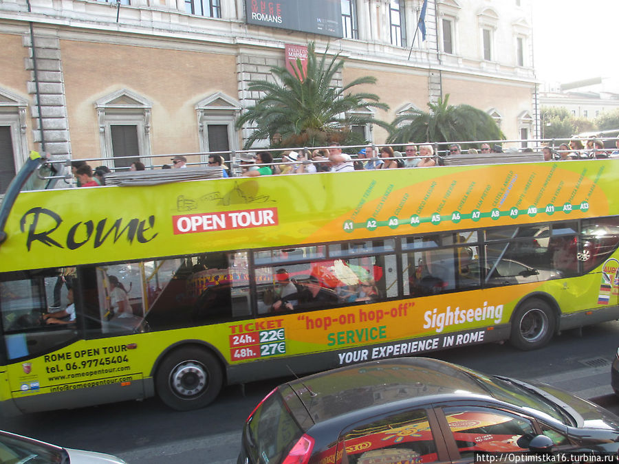 А это — экскурсионный автобус другой фирмы Rome open tour