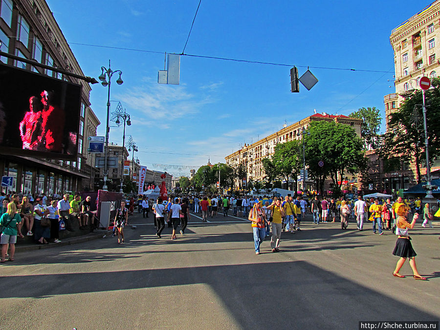 вход в фан-зону на Крещатике со стороны бульвара Шевченко Киев, Украина