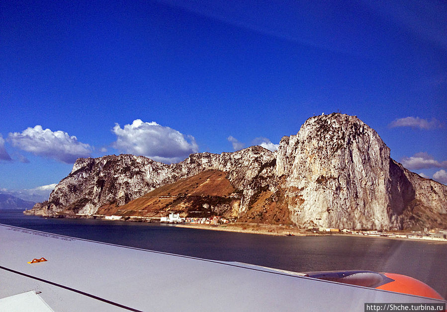 и вот скала полностью с восточной стороны, посередине белое пятно на берегу — отель, в котором я сейчас пишу этот материал Гибралтар