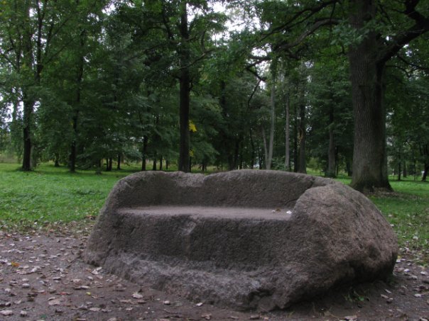 Каменный диван в парке Суйда, Россия