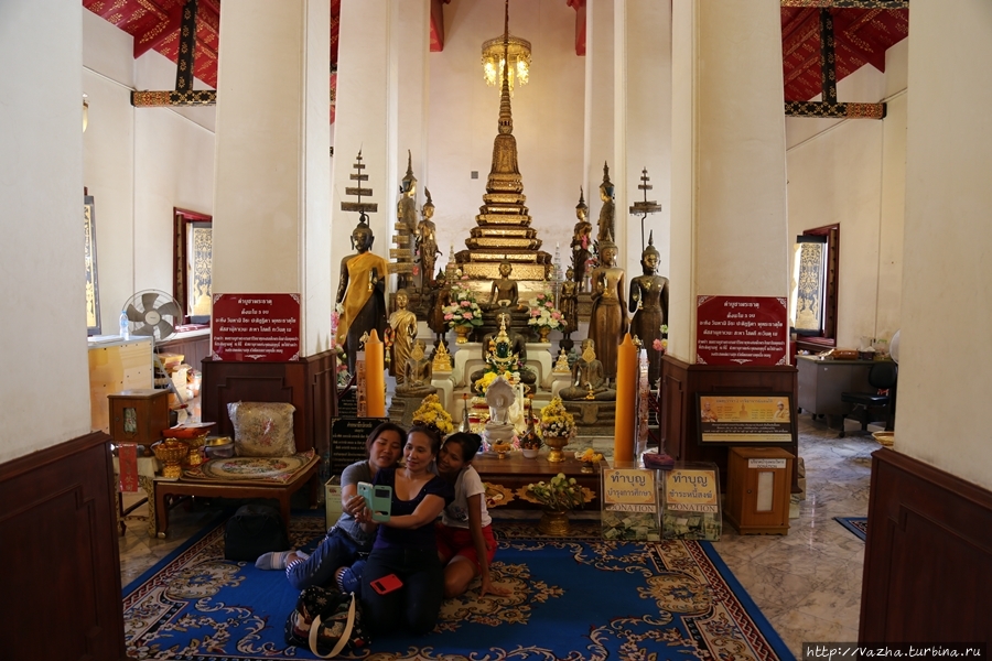 Небольшой Храм на выходе из Ват Аруна Бангкок, Таиланд