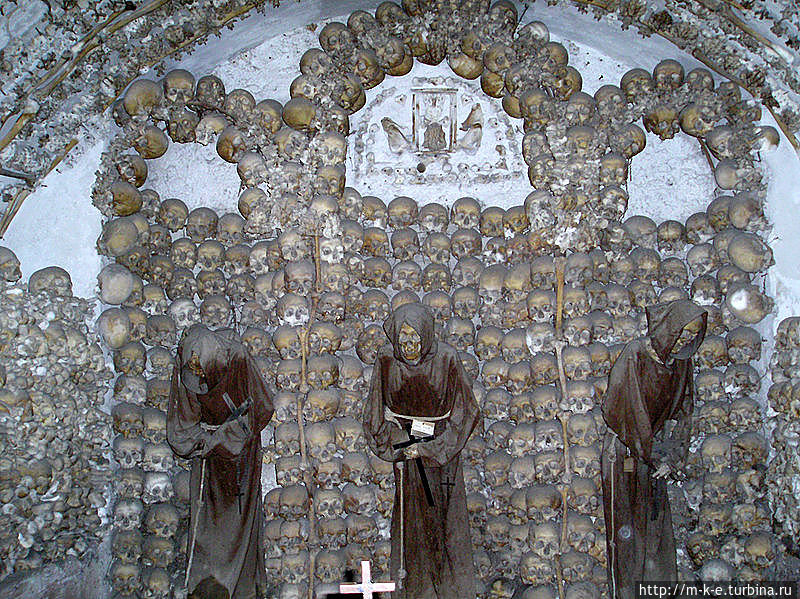 Декоративные украшения из костей монахов в церкви Санта-Мария-делла-Кончеционе Рим, Италия