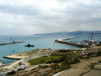 С самой высокой точки города обалденный вид: направо — Гибралтарский пролив, налево — Атлантика, прямо — Испания.