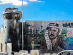 Портрет Арафата с палестинской стороны Стены.