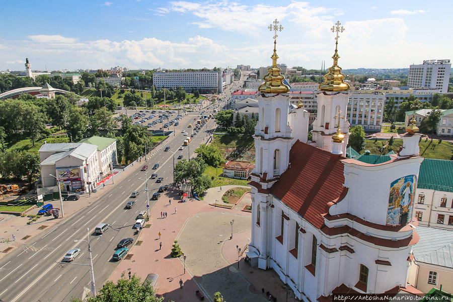 Вид со смотровой площадки ратуши в сторону Воскресенской церкви. Виде также кусочек Амфитеатра. Витебск, Беларусь