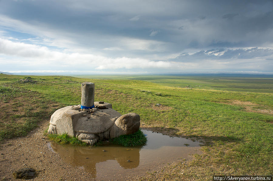 Каменная черепаха, охранявшая дворец потомков Чингисхана Селенгинский аймак, Монголия