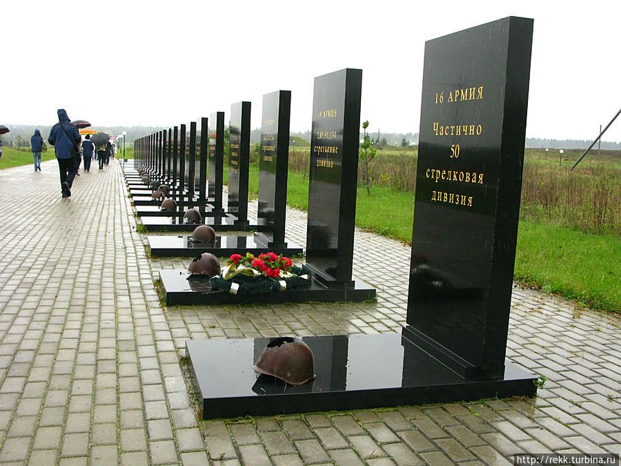 Здесь надгробия не над могилами людей — над могилами дивизий и частей. Людей не представляется возможным установить. Только воинские части. Никогда не видел ничего подобного. Пройти мимо всех этих могил без слёз невозможно.
И если бы наши дети понимали всю нашу ярость и скорбь о погибших, наверное, я бы жил спокойнее по их судьбе и совести. Здесь надгробия не над могилами людей — над могилами дивизий и частей. Людей не представляется возможным установить. Только воинские части. Никогда не видел ничего подобного. Пройти мимо всех этих могил без слёз невозможно.
И если бы наши дети понимали всю нашу ярость и скорбь о погибших, наверное, я бы жил спокойнее по их судьбе и совести.