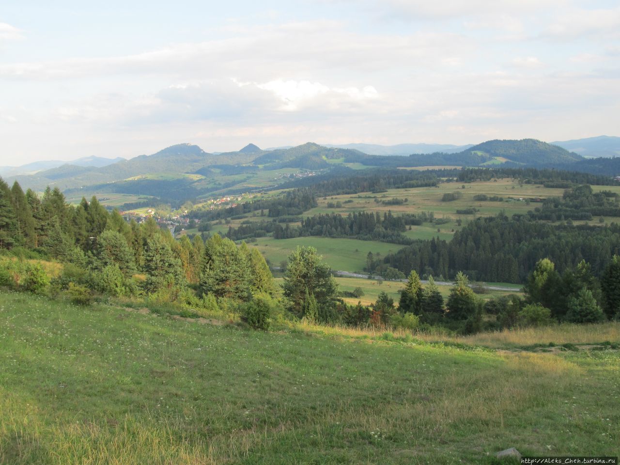 С горы  Вджар  открывается отличный вид на Чорштынское озеро,  окрестные горные массивы – Пеннины, Горце и Татры, а также замки Чорштын и Неджицу. Клюшковце, Польша