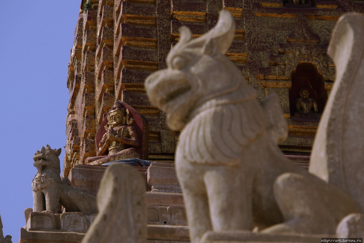 с крыш храмов улыбаются Будды Баган, Мьянма