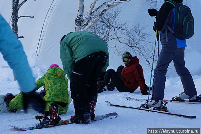 Вечером на склонах гораздо оживленее , чем днем. Вечером на склонах гораздо оживленее , чем днем.
