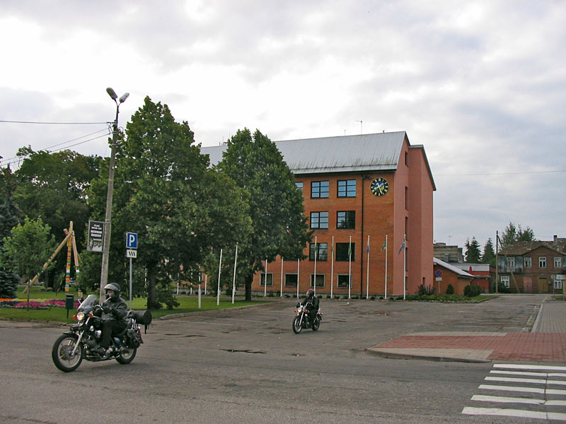 Йыгеваская ратуша и байкеры Йыгева, Эстония